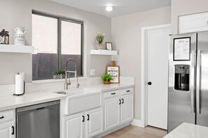 Een koelkast, een magnetron, een oven, een kookplaat