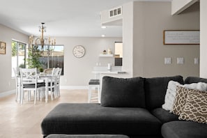 Smart TV y chimenea 