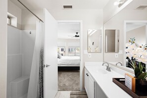 Combined shower/bathtub, hair dryer, towels