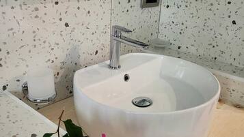 Haartrockner, Handtücher, Seife, Shampoo