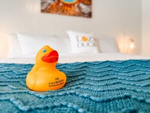 Travel crib, WiFi, bed sheets - Cozy Lazy Duck Inn #15 features a King bed and kitchenette, just 1 min from Yellowstone. (West Yellowstone)