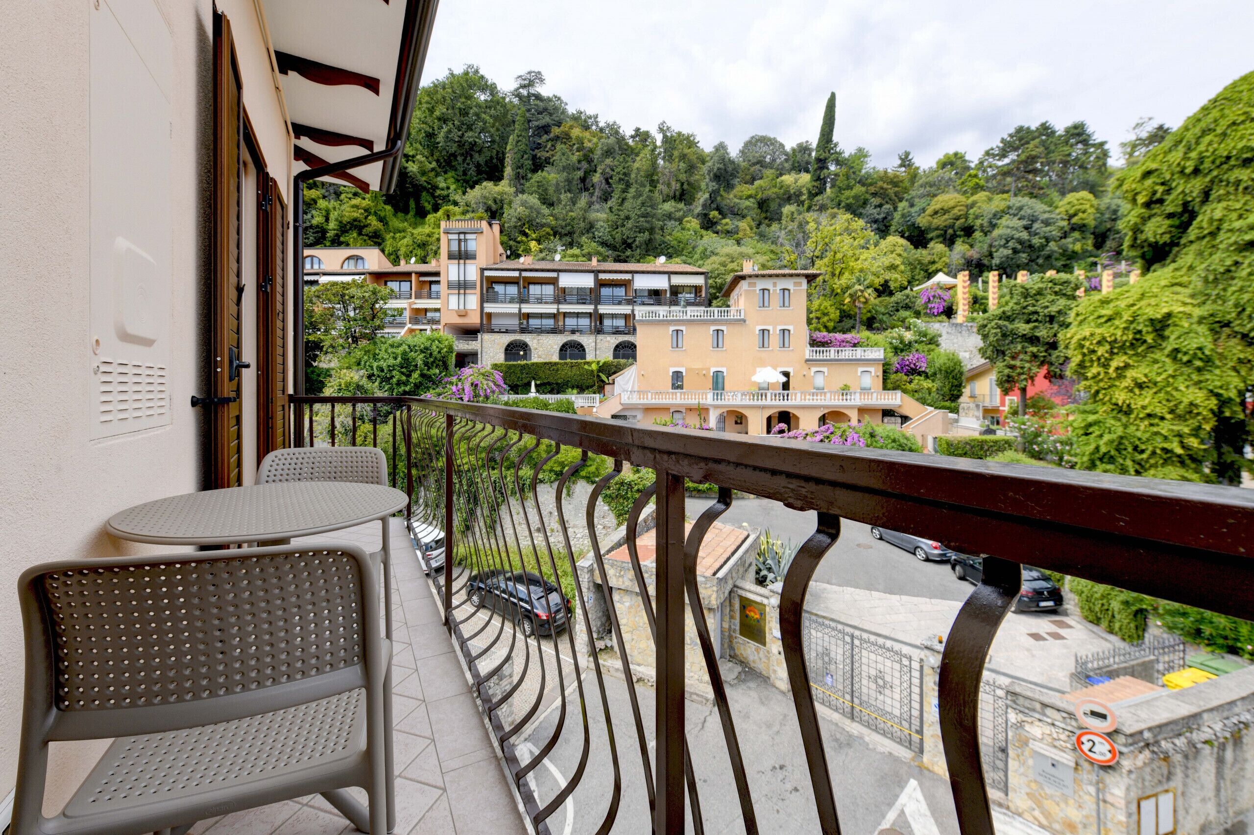 المنطقة المحيطة بالمنشأة