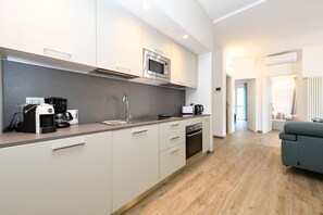 Kühlschrank, Mikrowelle, Ofen, Herdplatte