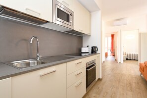 Kühlschrank, Mikrowelle, Ofen, Herdplatte