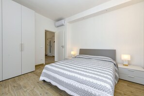 2 bedrooms, free WiFi, bed sheets - tre passi dal lago 2 in the old town of Maderno (Toscolano-Maderno)