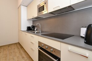Kühlschrank, Mikrowelle, Ofen, Herdplatte