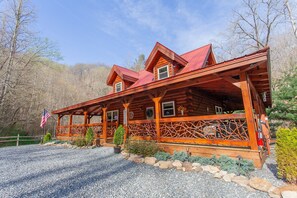 Exterior - Bailey's Cabin on the Creek Upscale Cabin on the Creek (Bryson City)