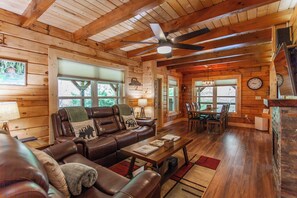 Fernseher, Kamin, DVD-Player