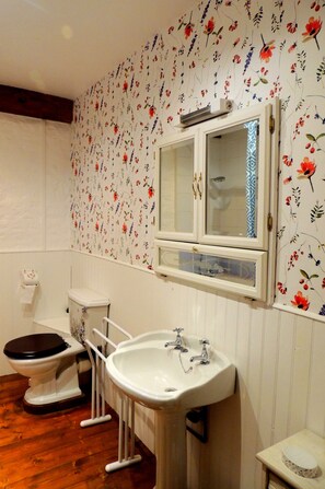 Sèche-cheveux, serviettes fournies, savon, papier toilette