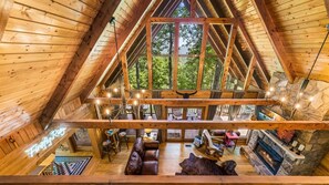 Smart TV, chimenea y libros 