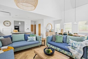 Smart TV - 9 The Vista, Willingcott Nr Woolacombe - Hot tub/ Pet friendly/ On-site pool/ EV Charger/ Ecohome (Woolacombe)