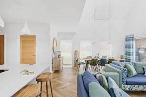 Smart TV - 9 The Vista, Willingcott Nr Woolacombe - Hot tub/ Pet friendly/ On-site pool/ EV Charger/ Ecohome (Woolacombe)