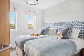 4 bedrooms, iron/ironing board, internet, bed sheets - 9 The Vista, Willingcott Nr Woolacombe - Hot tub/ Pet friendly/ On-site pool/ EV Charger/ Ecohome (Woolacombe)