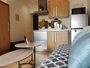 Interior - Studio with kitchen, 200mbs internet, Netflix & 43'" TV in the heart of Makati (Makati)