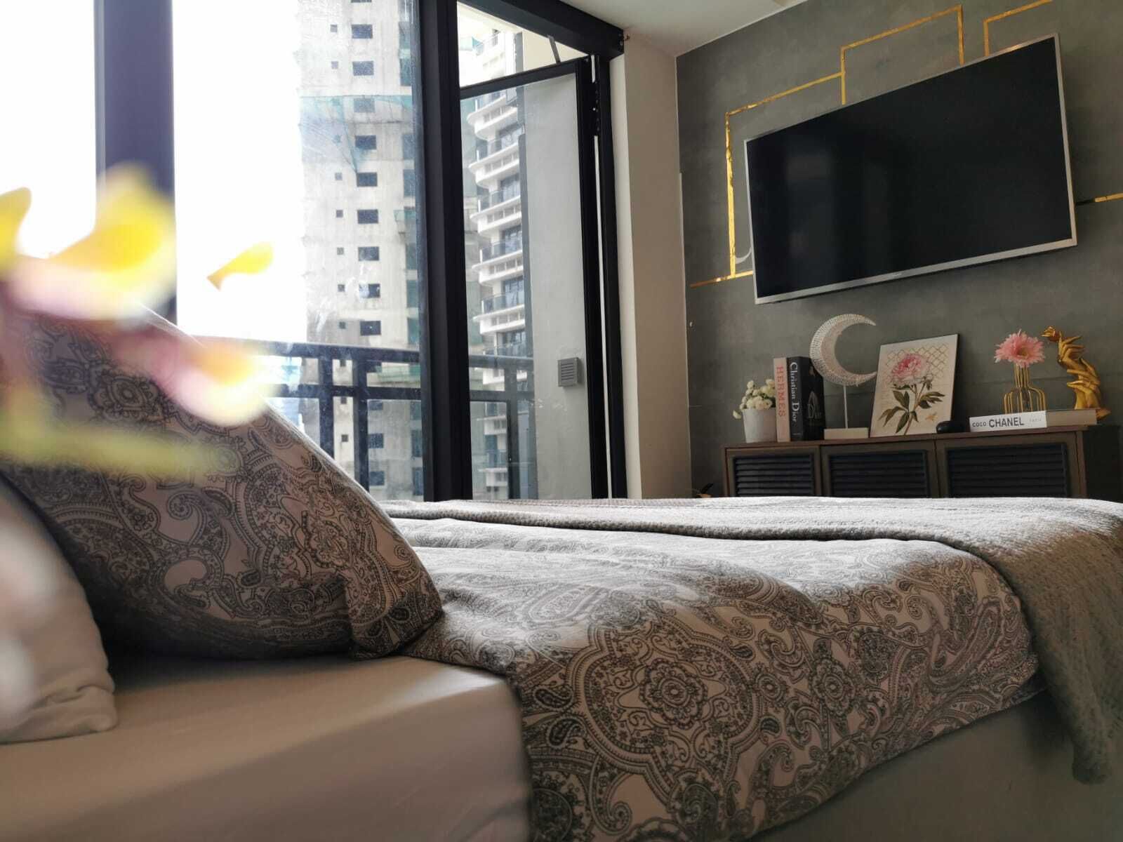 Tabla de planchar con plancha, wifi gratis y ropa de cama 