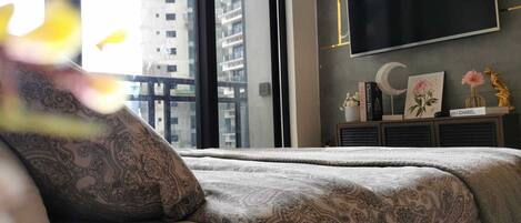 Tabla de planchar con plancha, wifi gratis y ropa de cama