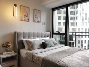 Iron/ironing board, free WiFi, bed sheets - Studio with kitchen, 200mbs internet, Netflix & 43'" TV in the heart of Makati (Makati)