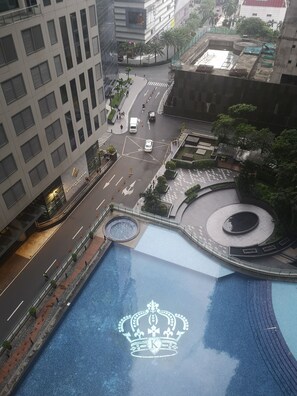 Outdoor pool - Studio with kitchen, 200mbs internet, Netflix & 43'" TV in the heart of Makati (Makati)