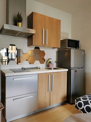 Fridge, microwave, electric kettle, cookware/dishes/utensils - Studio with kitchen, 200mbs internet, Netflix & 43'" TV in the heart of Makati (Makati)