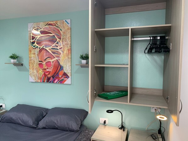 1 slaapkamer, een strijkplank/strijkijzer, wifi, beddengoed