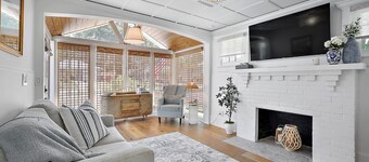 1 min walk to Downtown! Outdoor Patio! 5 star luxury! Golf Cart Rental!