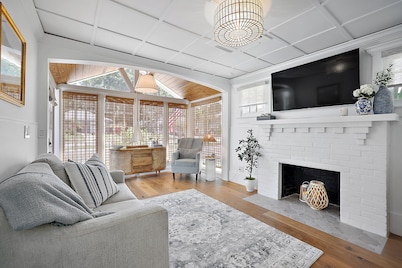 1 min walk to Downtown! Outdoor Patio! 5 star luxury! Golf Cart Rental!