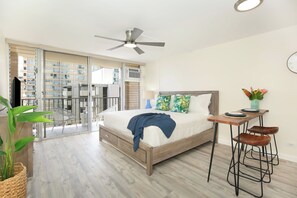 Tabla de planchar con plancha, wifi gratis y ropa de cama