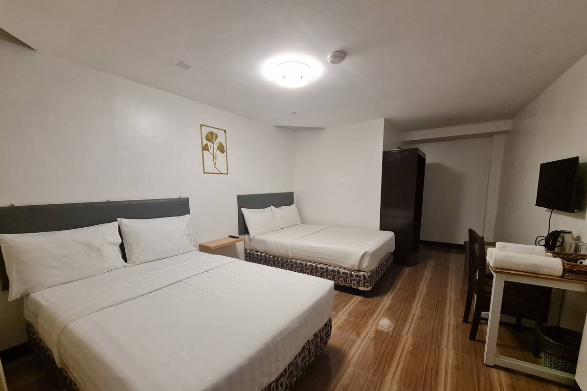Economy Room | Egyptian cotton sheets, premium bedding, down comforters, pillowtop beds