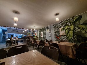 Breakfast, lunch, dinner served; pool views - HIDEAWAYS RESTOBAR (Alubijid)