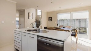 Fridge, microwave, oven, dishwasher - Welcome to a unique townhouse close to city centre and Pukekura Park (New Plymouth)