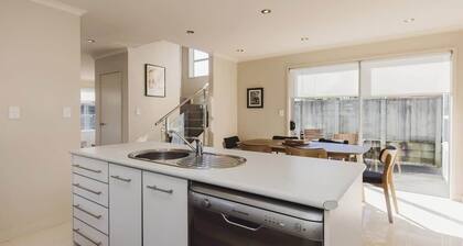 Sail-Shaped Townhouse in New Plymouth