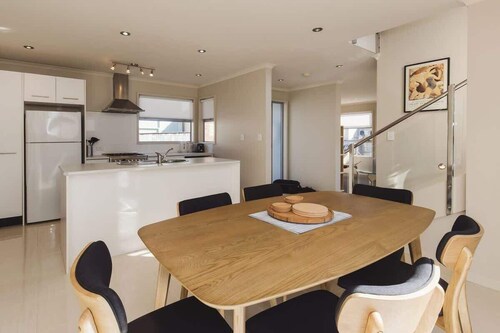 Sail-Shaped Townhouse in New Plymouth