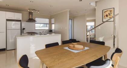 Sail-Shaped Townhouse in New Plymouth