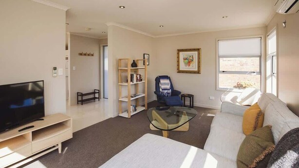 TV - Welcome to a unique townhouse close to city centre and Pukekura Park (New Plymouth)