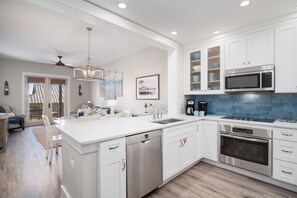 冷蔵庫、電子レンジ、オーブン、コンロ