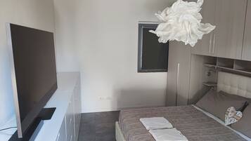 2 camere, una scrivania, ferro/asse da stiro, Wi-Fi gratuito