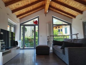 Smart-TV, Bücher, Stereoanlage