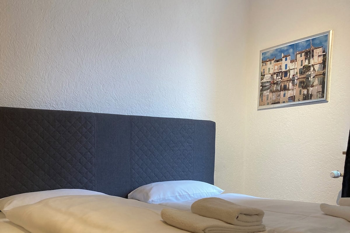 Habitación básica doble | Espacio para trabajar con laptop y wifi gratis