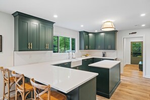 Frigorífico, microondas, placa de cocina y cafetera o tetera