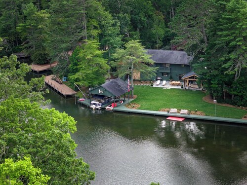 Spacious lakefront renovated retreat with putting green