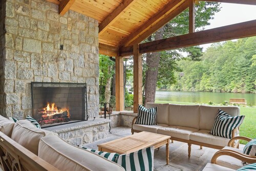 Spacious lakefront renovated retreat with putting green