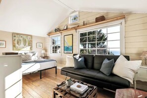TV - Charming Beach Cottage w/ Ocean Views & Sauna! (Shoreline)
