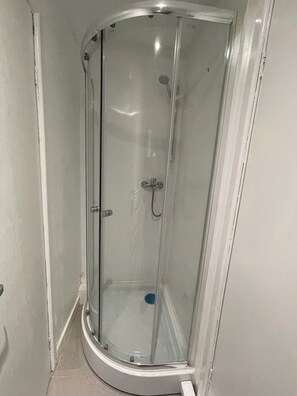 Ducha, secador de pelo, toallas y jabón