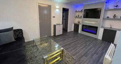 Newly Refurbished Modern 2 Bedroom Flat