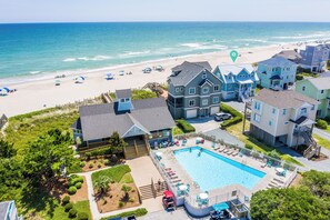 Un quartier résidentiel doté d’une piscine, situé en bord de mer et comprenant des maisons avec balcon.