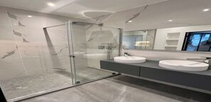 Bathroom - EXQUISITE PARISIAN HAVEN:LUXURIOUS APARTMENT-CENTRAL LOCALE-CONTEMPORARY ELEGANC (paris)