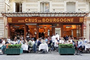 Outdoor dining - EXQUISITE PARISIAN HAVEN:LUXURIOUS APARTMENT-CENTRAL LOCALE-CONTEMPORARY ELEGANC (paris)