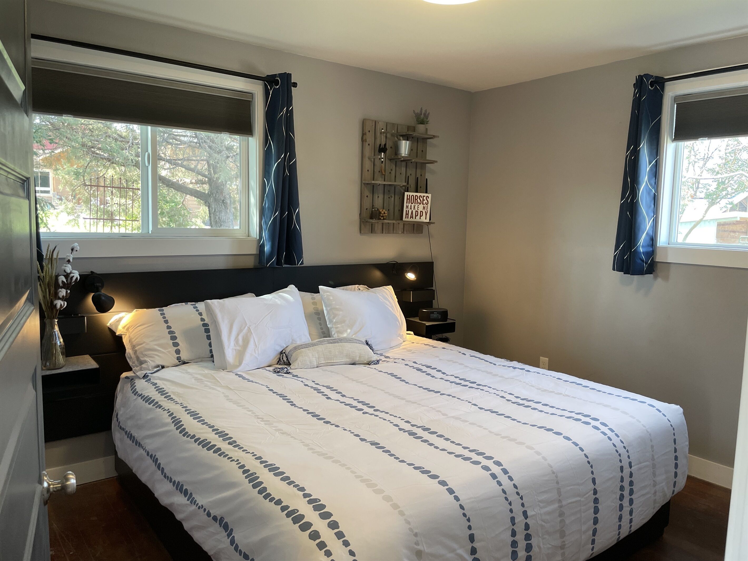 California Design Den sheets invite you to snuggle into the king sized bed for your best dreams.  Blackout blinds will please even the pickiest day sleeper.  Clever under bed drawers and closet provide storage for all of your gear.