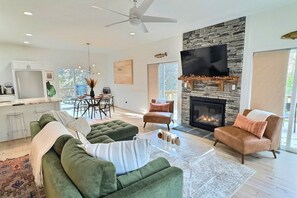 TV - On the New River-Pets welcome-Hot tub-Fire pit (Blowing Rock)