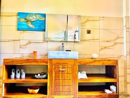 Escritorio, tabla de planchar con plancha, wifi gratis